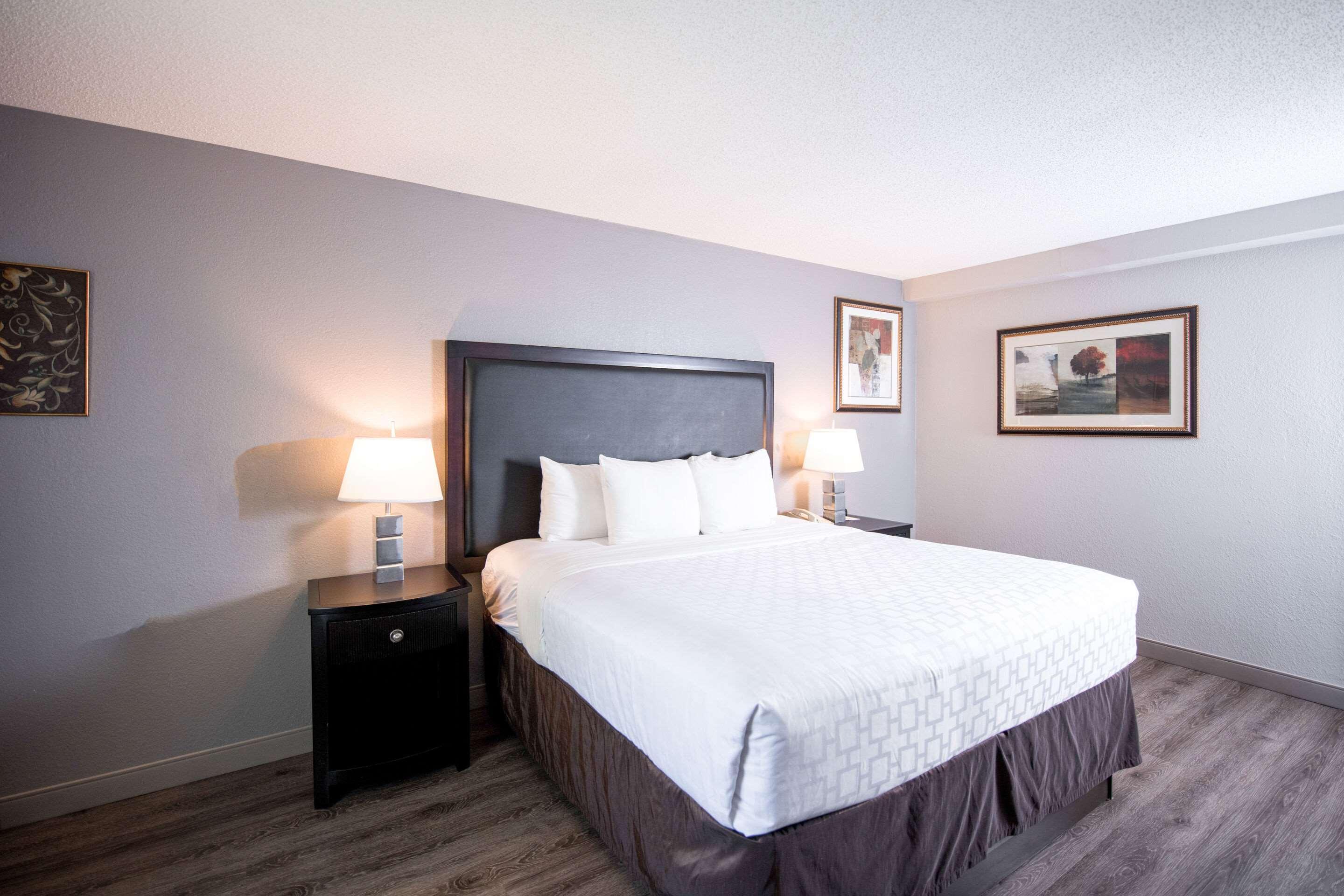 Clarion & Conference Center Hotel 3*